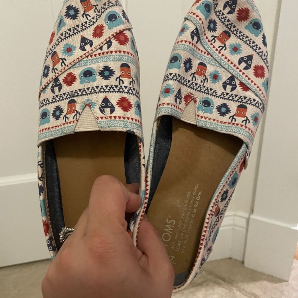 Toms Birch Multi color critters size 7